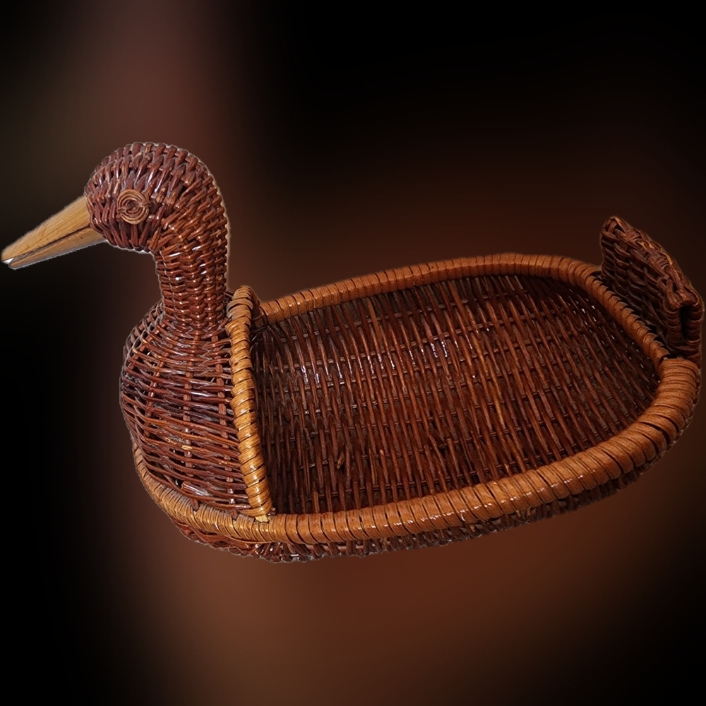 Rattan Wicker duck serving basket (one eyed)